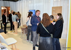 Een gezellige drukte in de stand van Arco, bekend van de 'handcrafted tables for this generation', dat onder meer tafel Kami van designer Joost van der Vecht toonde.